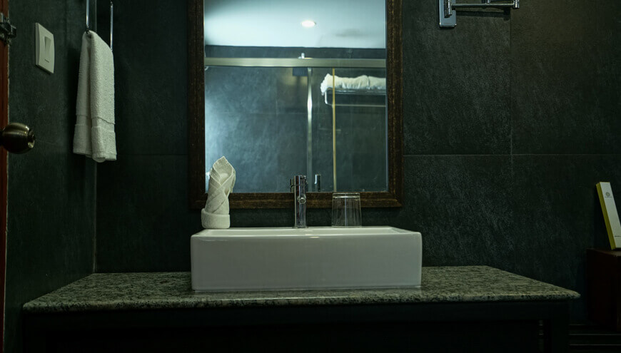 ../images/Home/Rooms/modern_bathroom_facilities_in_annai_resorts.jpg